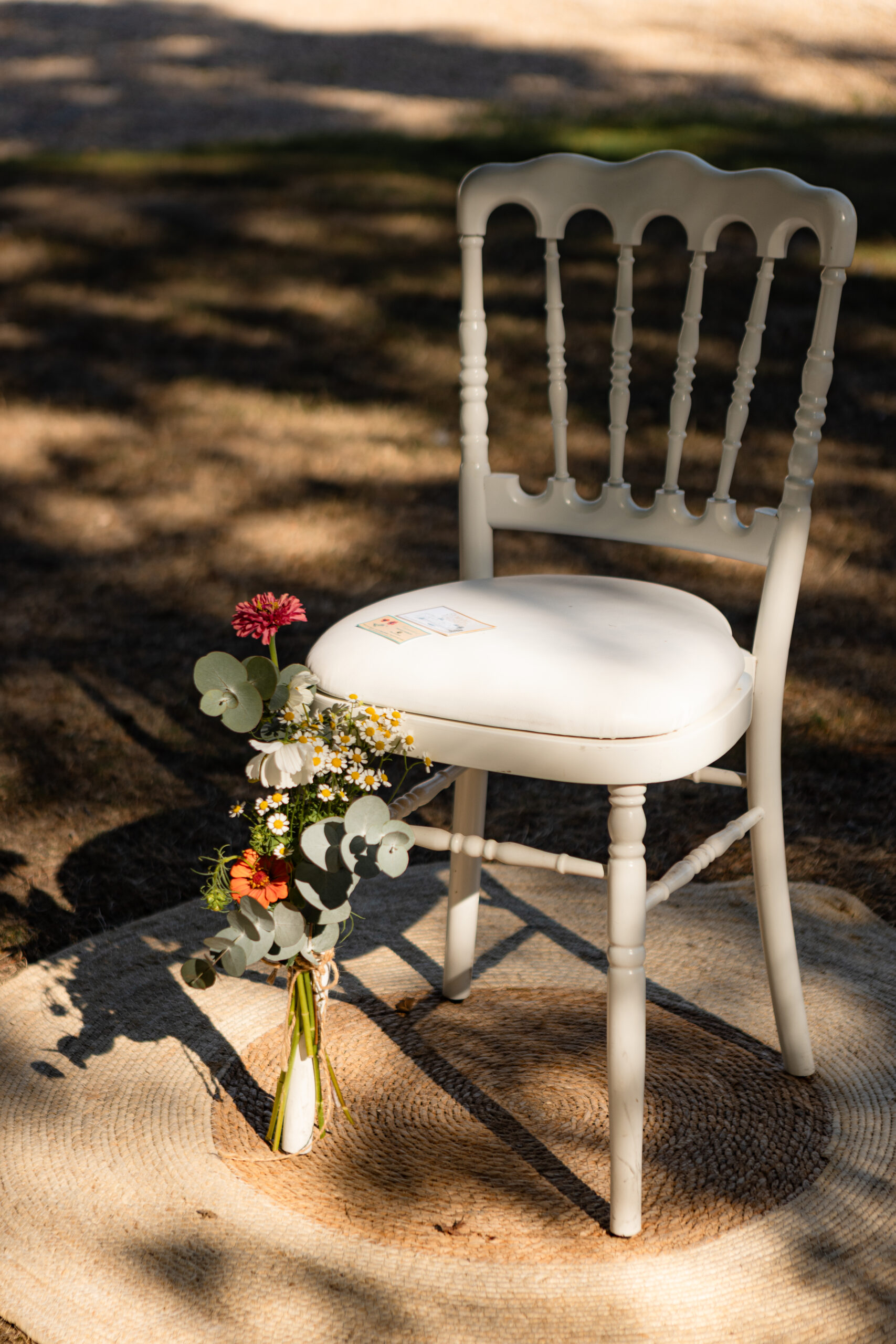 Lire la suite à propos de l’article Nouveau : chaises Napoléon blanches pour votre mariage au Domaine de Breritz